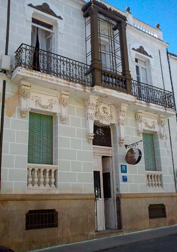 Fachada del hostal en Cáceres